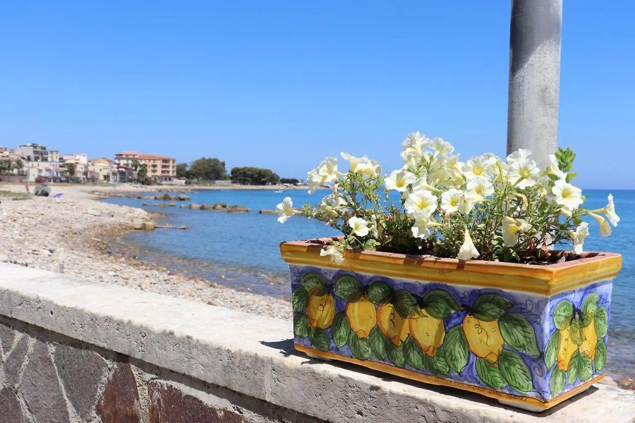 Terrazza Lungomare Villa Caronia Marina Italië