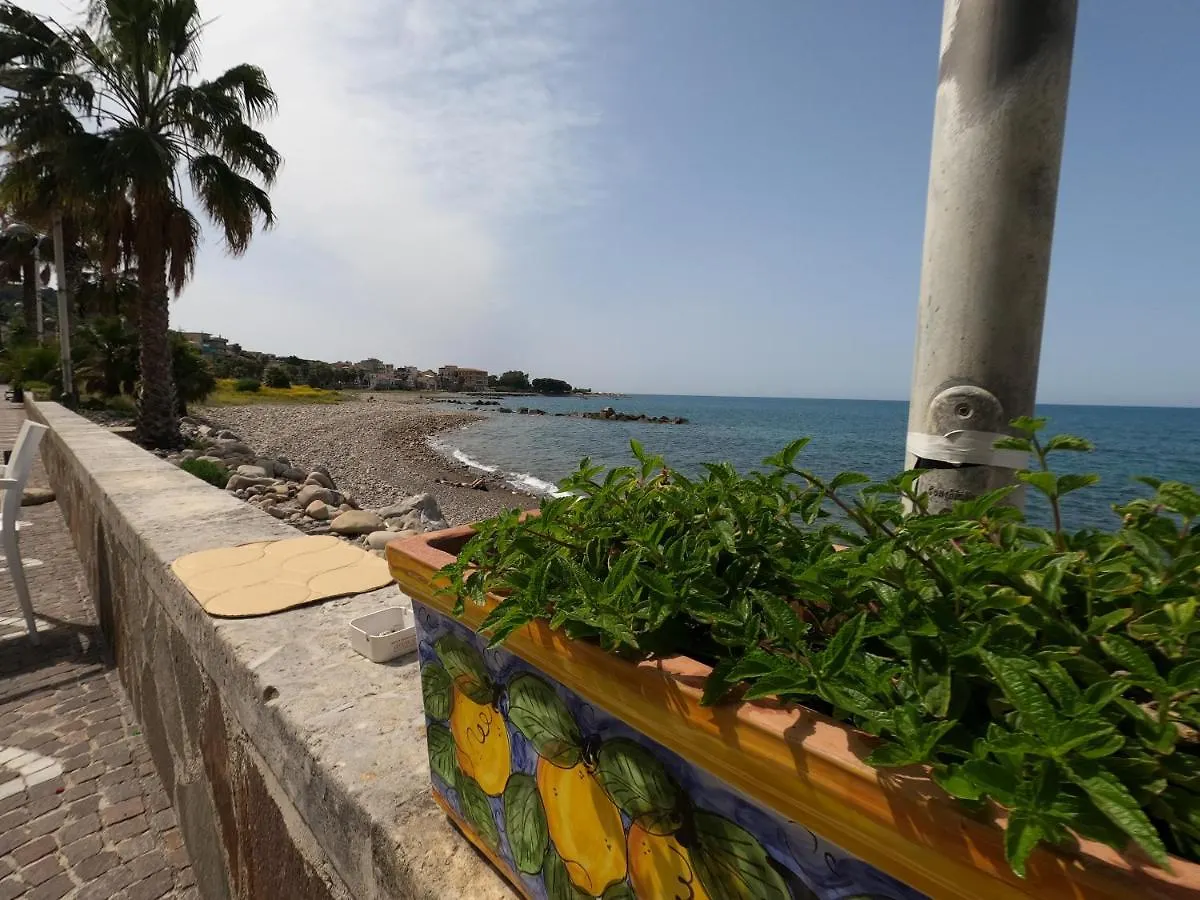 Vakantiehuis Terrazza Lungomare Villa Caronia Marina