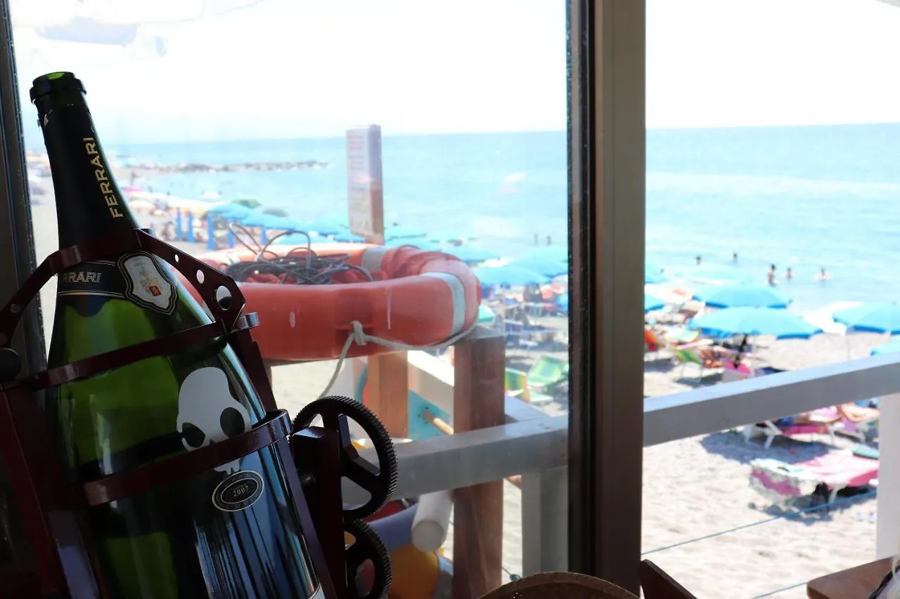 Vakantiehuis Terrazza Lungomare Villa Caronia Marina Italië
